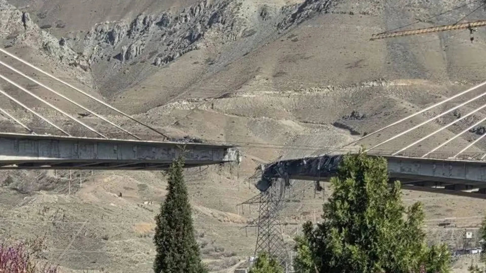 Al menos 13 muertos y 95 heridos en un ataque de EEUU a Irán que ha destruido el puente más grande del país