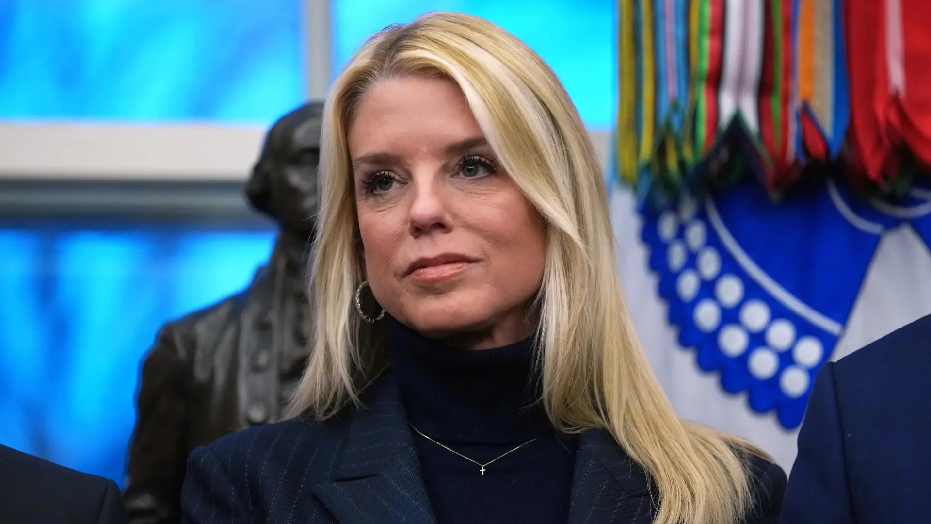 Pam Bondi, la leal fiscal general que se quemó por defender a Trump y perdió su confianza en medio del caso Epstein