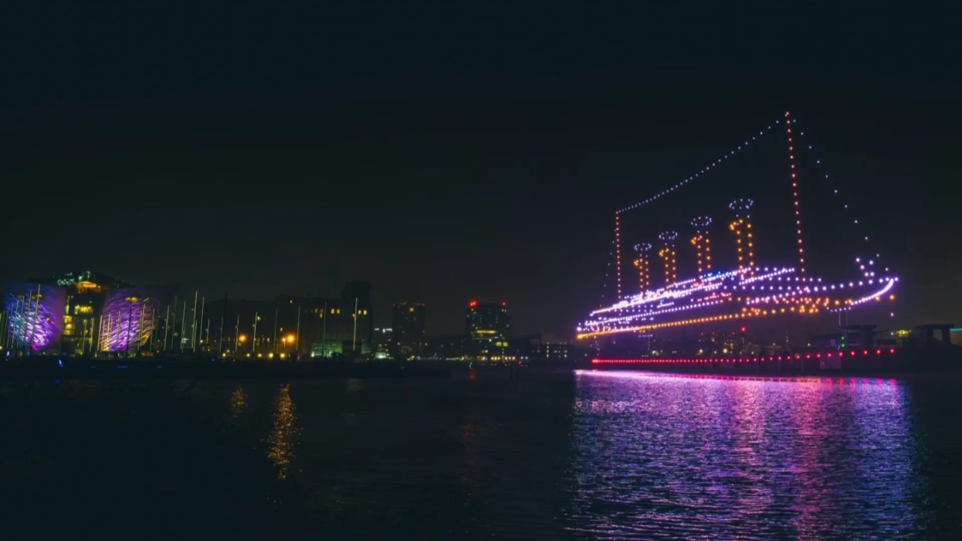 El Titanic vuelve a 'zarpar' desde Belfast: cerca de mil drones recrean el barco a escala real en el puerto