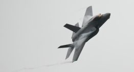 Tripulante de avión de EU abatido por Irán es buscado por ambos bandos