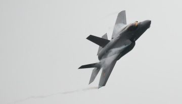 Tripulante de avión de EU abatido por Irán es buscado por ambos bandos