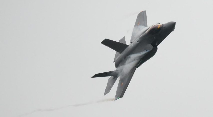 Tripulante de avión de EU abatido por Irán es buscado por ambos bandos