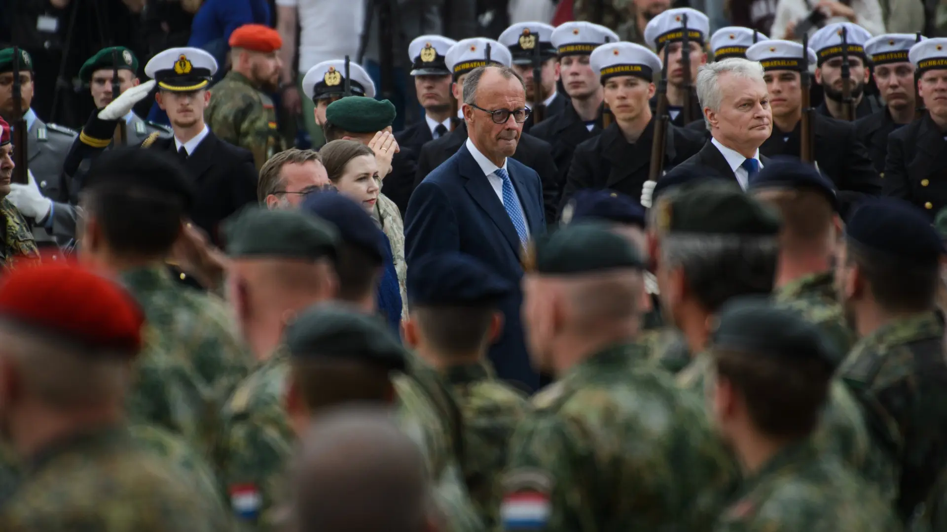 Alemanes de entre 17 y 45 años deberán pedir permiso al Ejército para salir del país más de tres meses