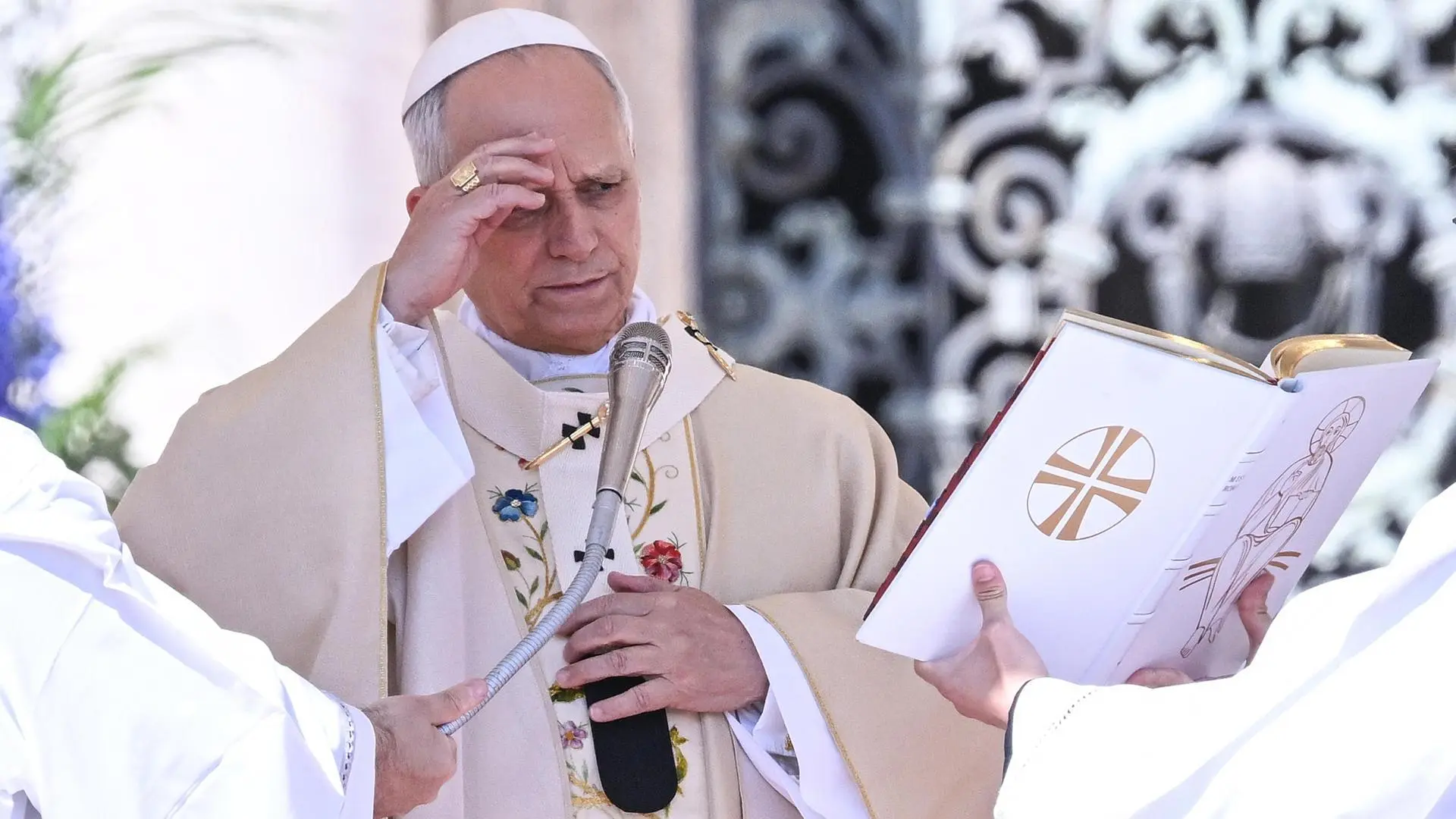 El Papa oficia su primera Misa de Resurrección y pide en el 'Urbi et Orbi' que se abandonen las armas