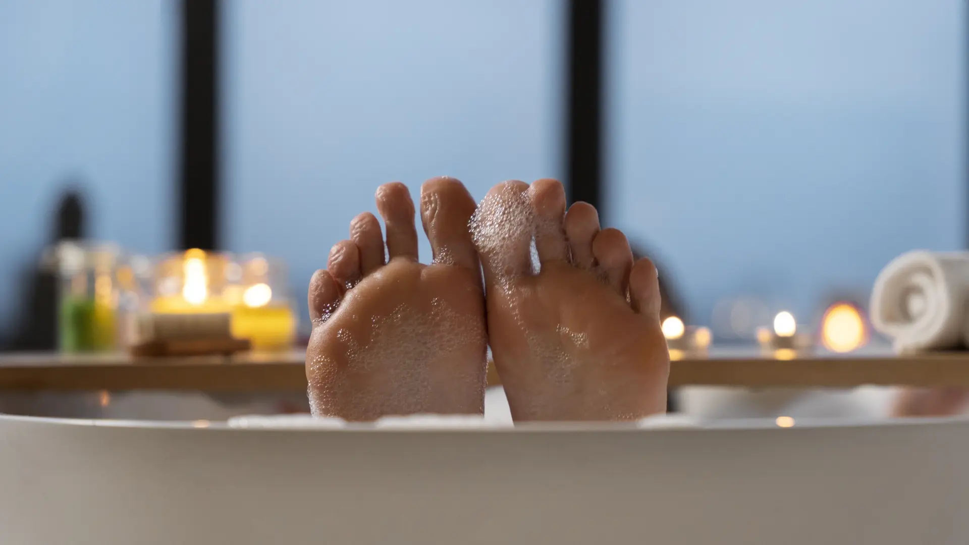 Lavarse los pies con vinagre y sal: por qué se recomienda y para qué sirve