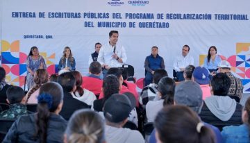 Certeza jurídica a familias queretanas con entrega de escrituras públicas: Felifer