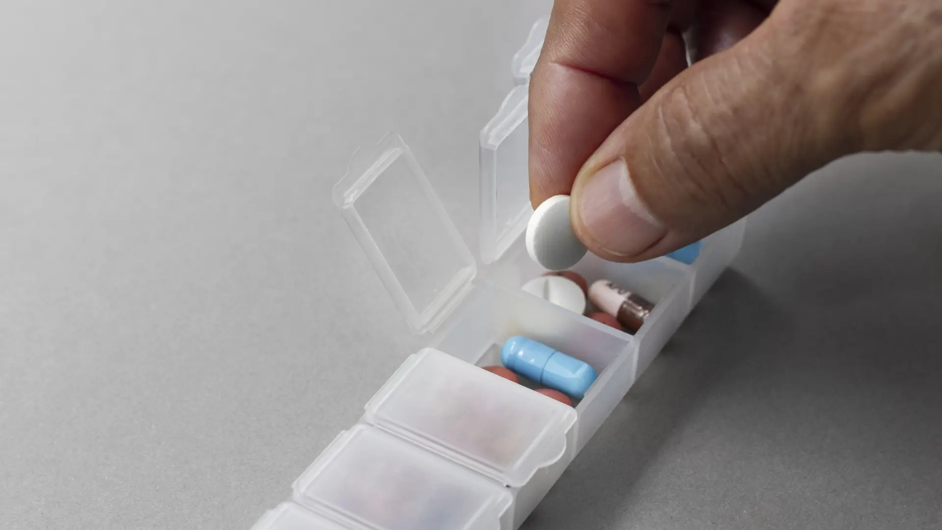 El peligro oculto en el pastillero: las peores mezclas de medicamentos en mayores