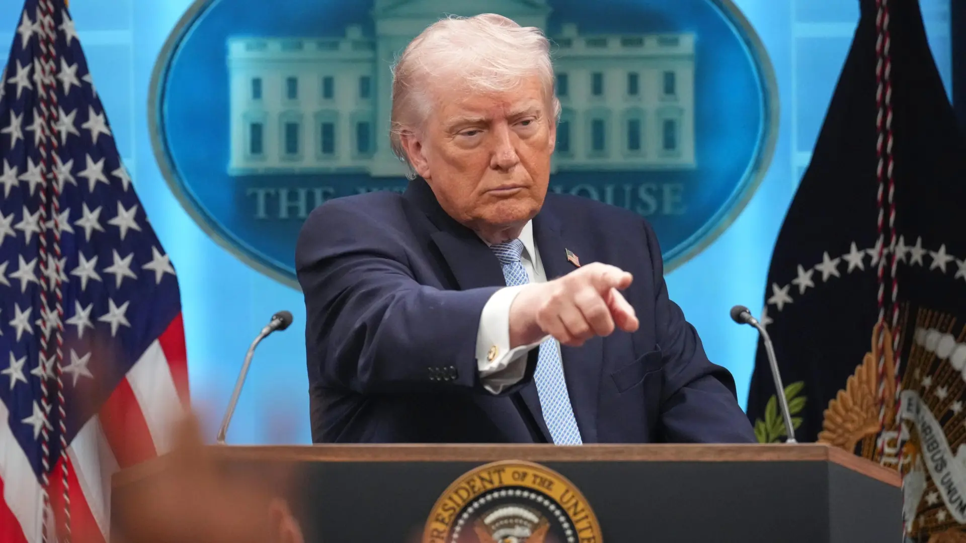 Trump amenaza con encarcelar al periodista que publicó que había un militar de EEUU desaparecido en Irán