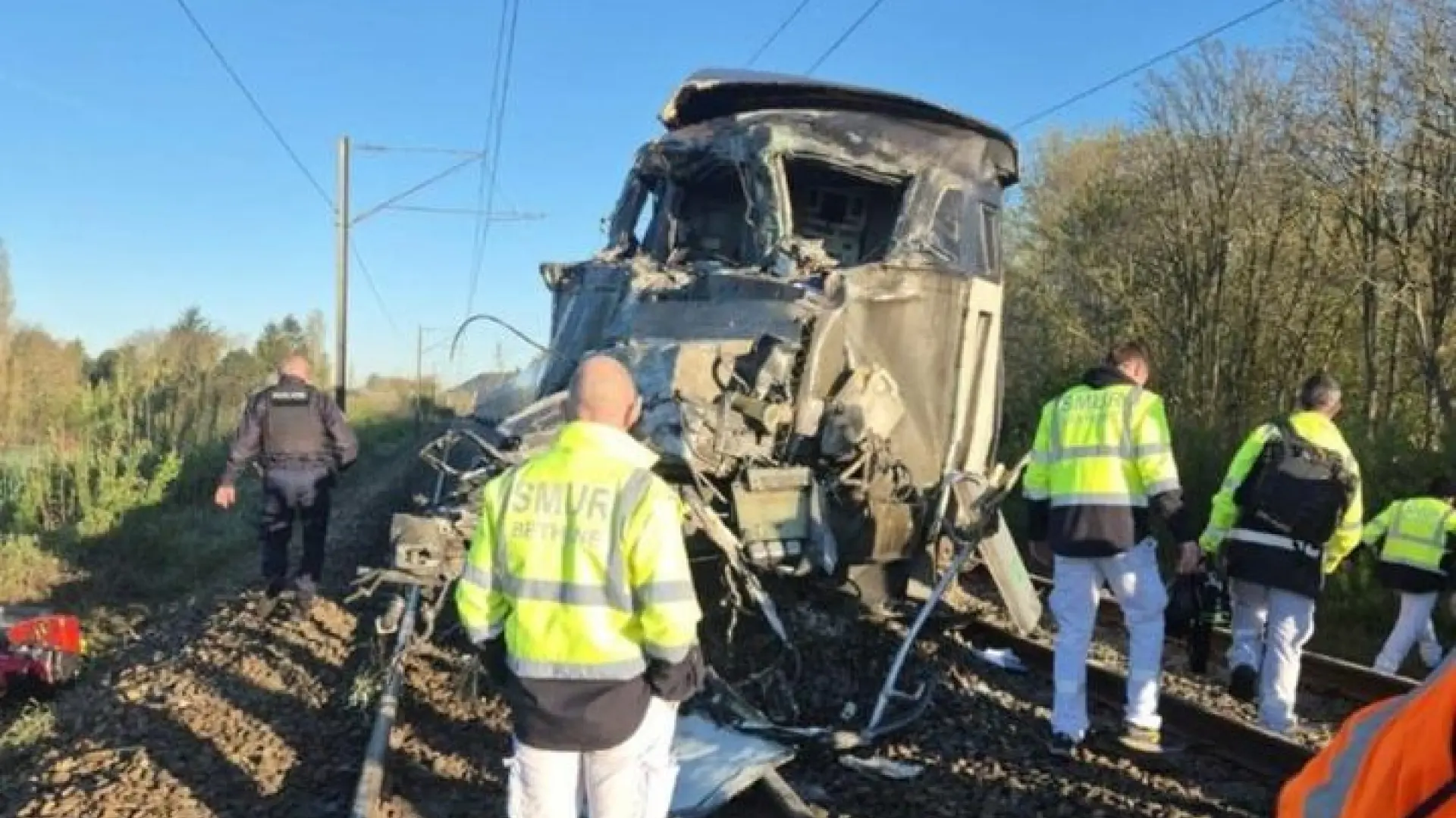 Un muerto, dos heridos graves y once leves al chocar un tren de alta velocidad con un camión en el norte de Francia