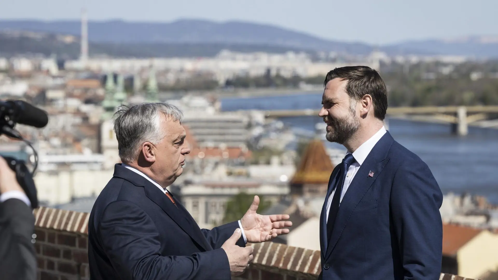 Vance arropa a Orbán para «ayudarle» a ganar las elecciones en pleno órdago del primer ministro húngaro a la UE