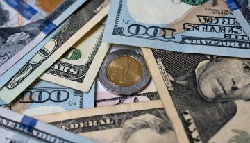 Peso se aprecia en mercado cauteloso