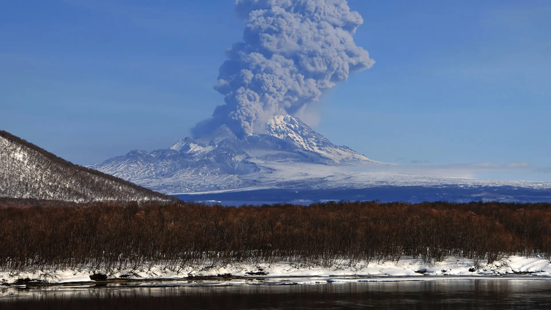 El impredecible volcán Shivéluch arroja una columna de cenizas de casi siete kilómetros de altura
