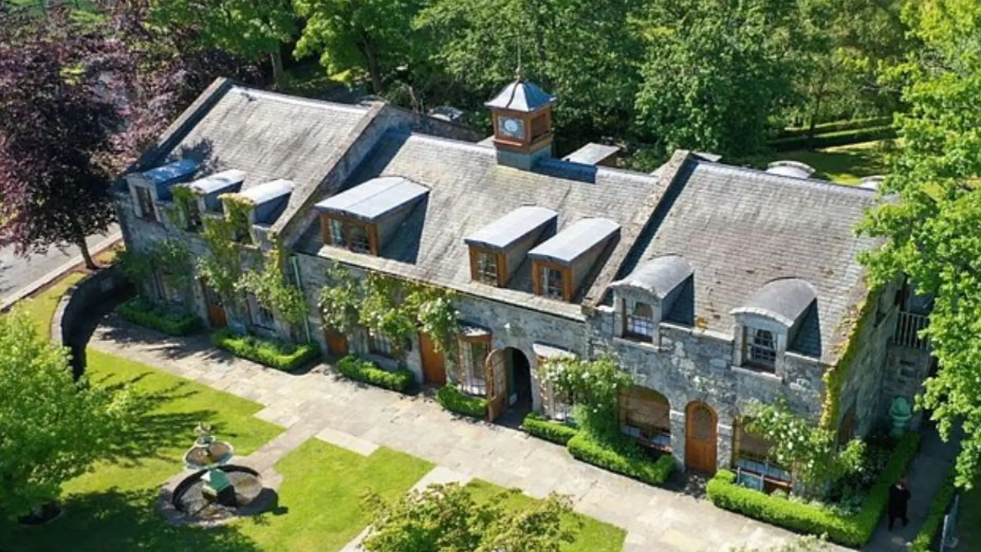 Ponen a la venta un pueblo entero en Irlanda con molino, pub y restaurante