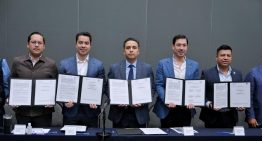 Firma Felipe Macías convenio de regularización de negociaciones comerciales