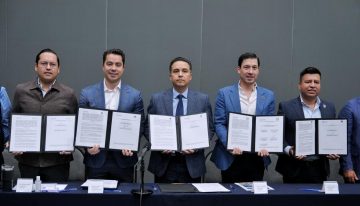 Firma Felipe Macías convenio de regularización de negociaciones comerciales