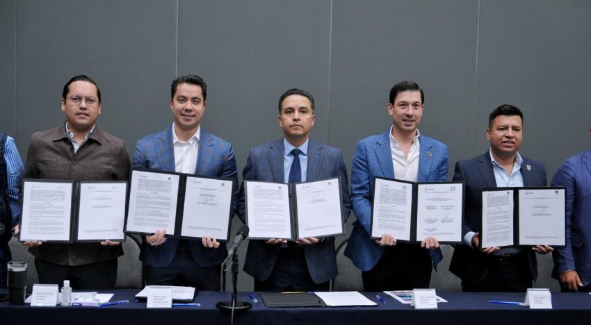 Firma Felipe Macías convenio de regularización de negociaciones comerciales