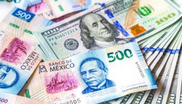Peso mexicano se aprecia levemente frente al dólar en una jornada volátil