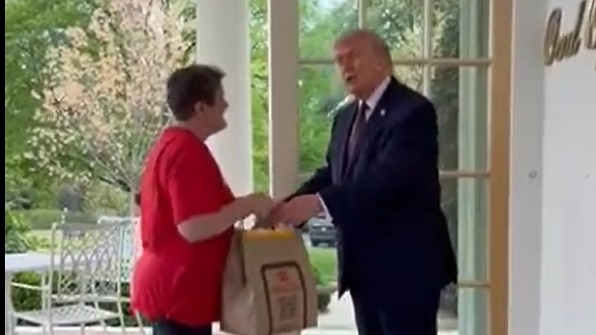 Trump le da 100 dólares de propina a una repartidora que le llevó un pedido de McDonald's: «Esto no parece planeado»