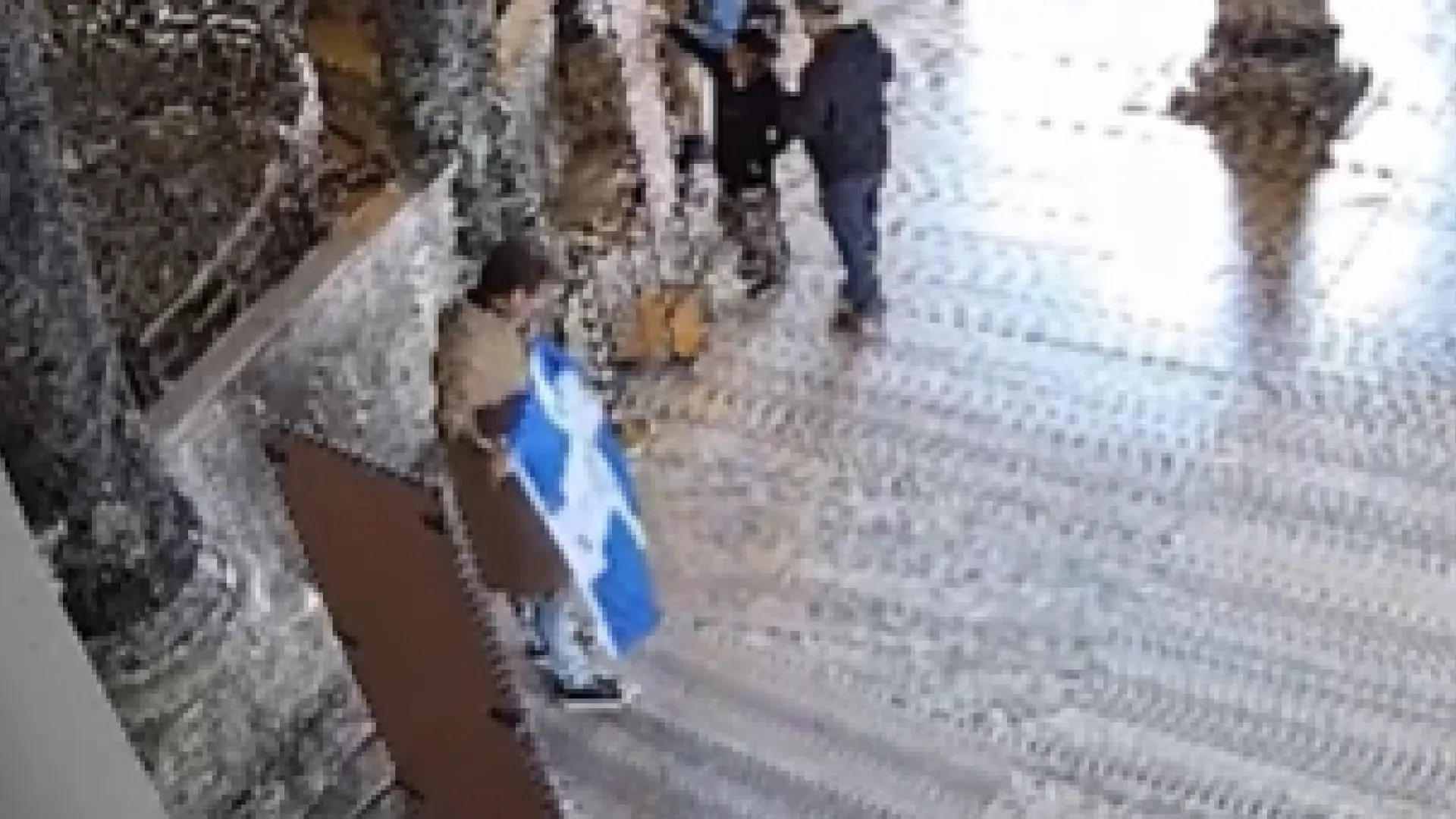 Detienen a dos turistas griegos por mostrar una bandera con el águila bizantina en Santa Sofia de Estambul: «Ortodoxia o muerte»