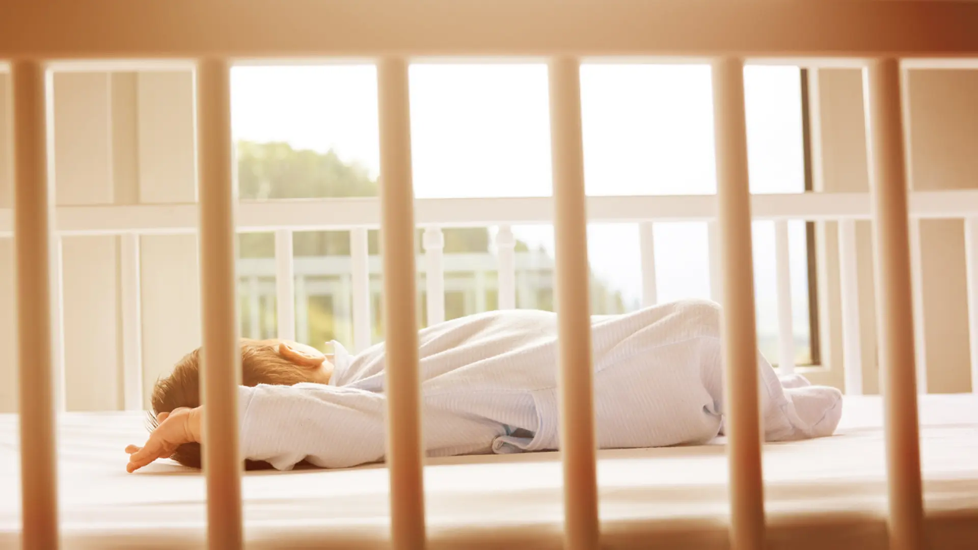 Por qué no deberías exponer a un recién nacido al sol tras las ventanas para prevenir la ictericia: podría recibir niveles de radiación muy elevados