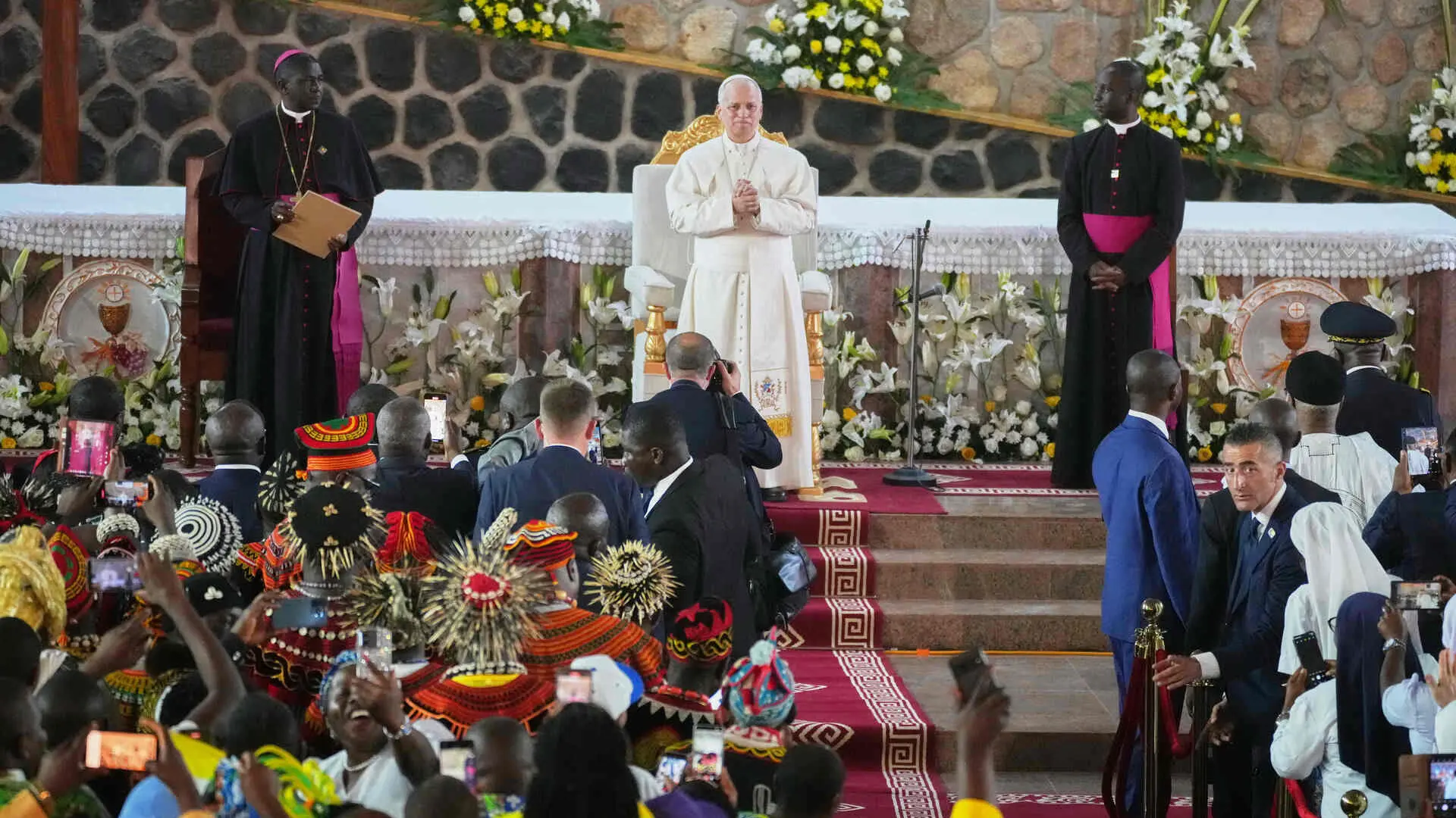 El papa, tras los ataques de Trump: «El mundo está siendo destruido por unos pocos tiranos»