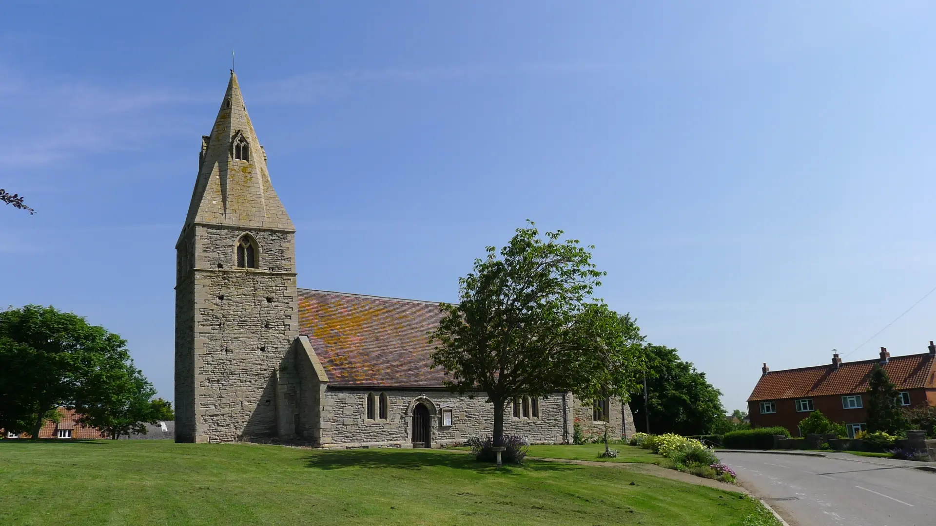 Lanzan un 'crowdfunding' para salvar una iglesia rural inglesa que se inclina más que la torre de Pisa