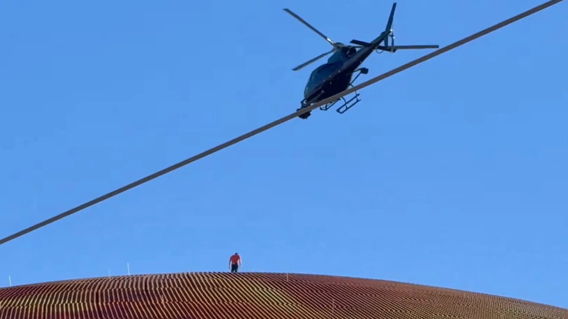 Tensión en Las Vegas: un hombre se encarama a la parte superior del Sphere