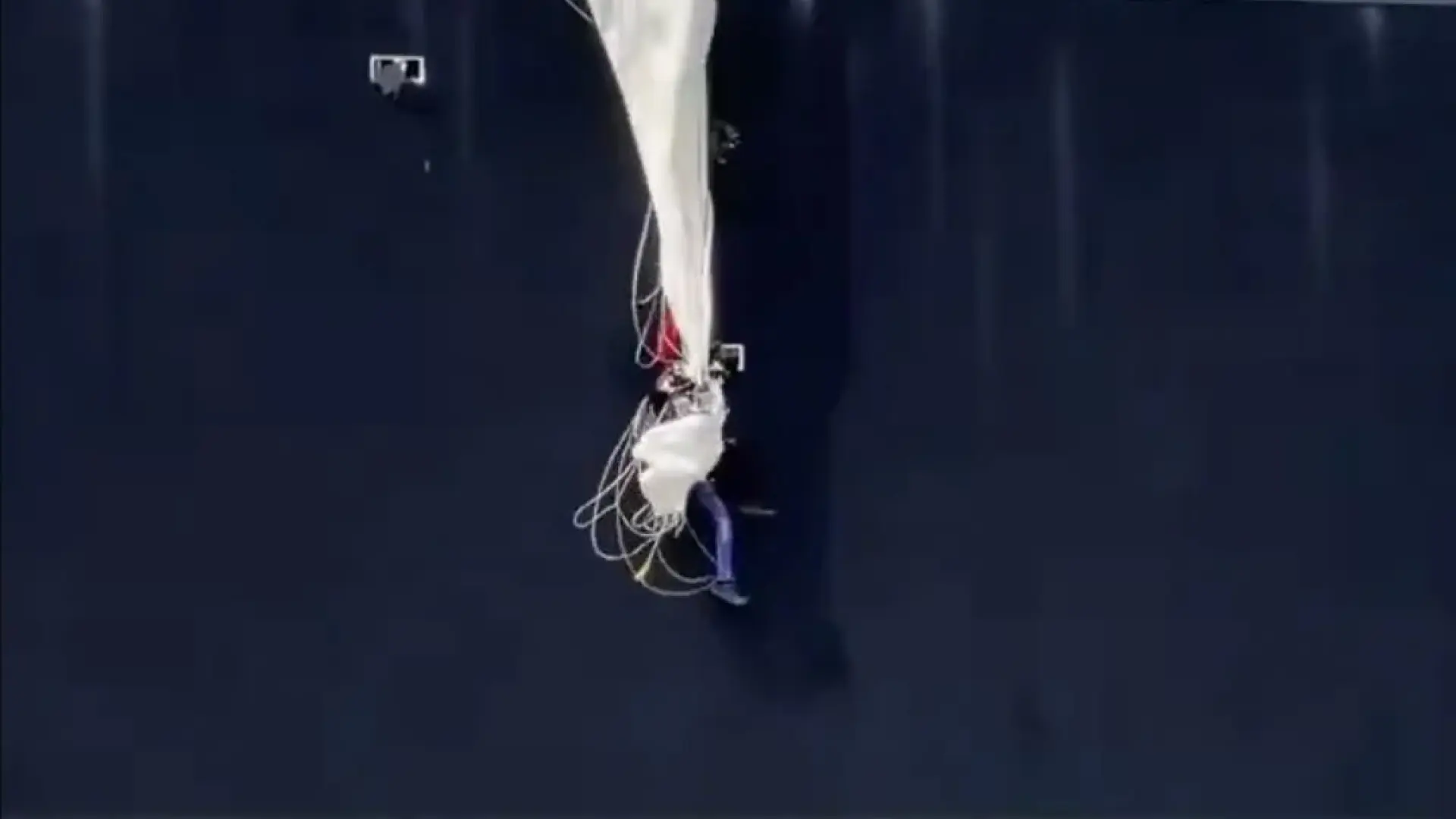 Graban en vídeo a un paracaidista chocando contra una pantalla gigante en un estadio en EEUU: los bomberos tuvieron que rescatarlo