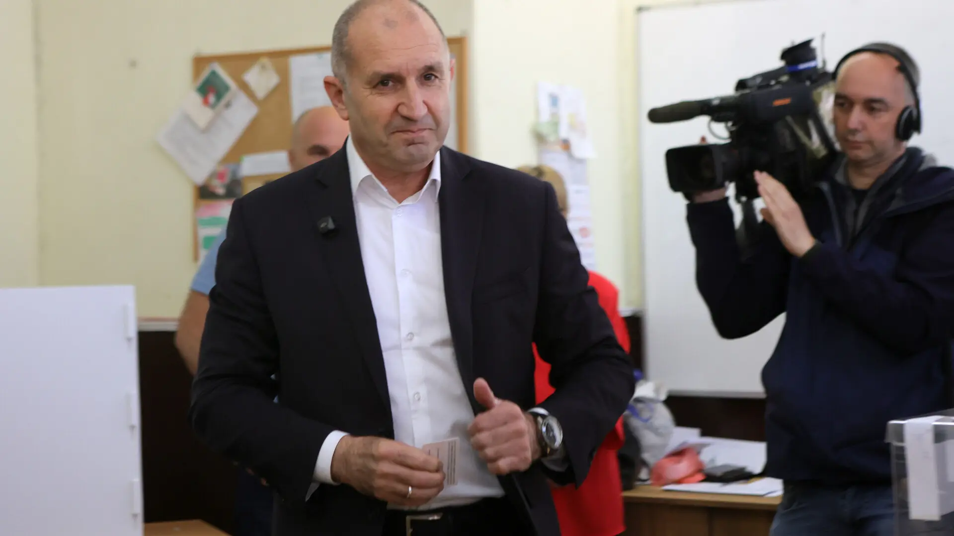 El candidato prorruso Rumen Radev gana con mayoría absoluta las elecciones en Bulgaria con el 44% de los votos