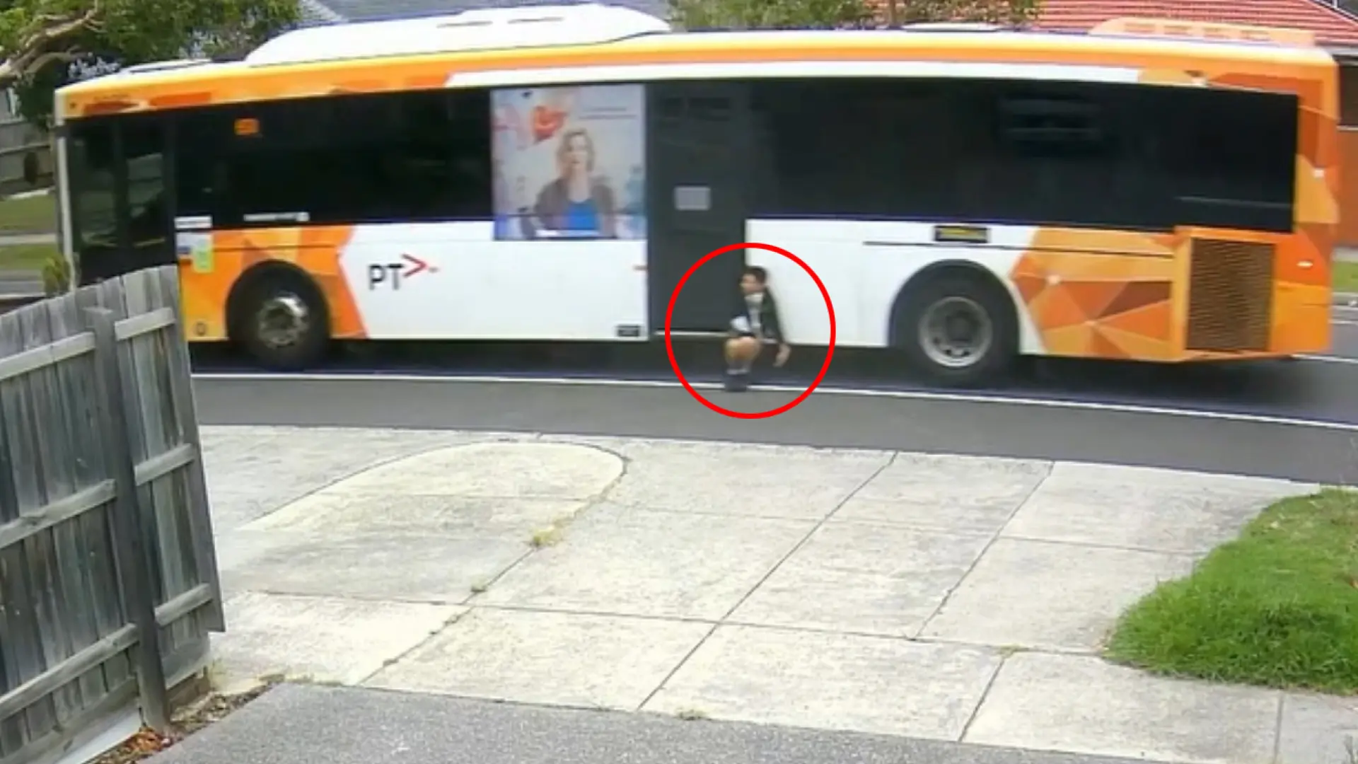 Un niño de 12 años queda atrapado por la puerta de un autobús y lo arrastra 350 metros en volandas