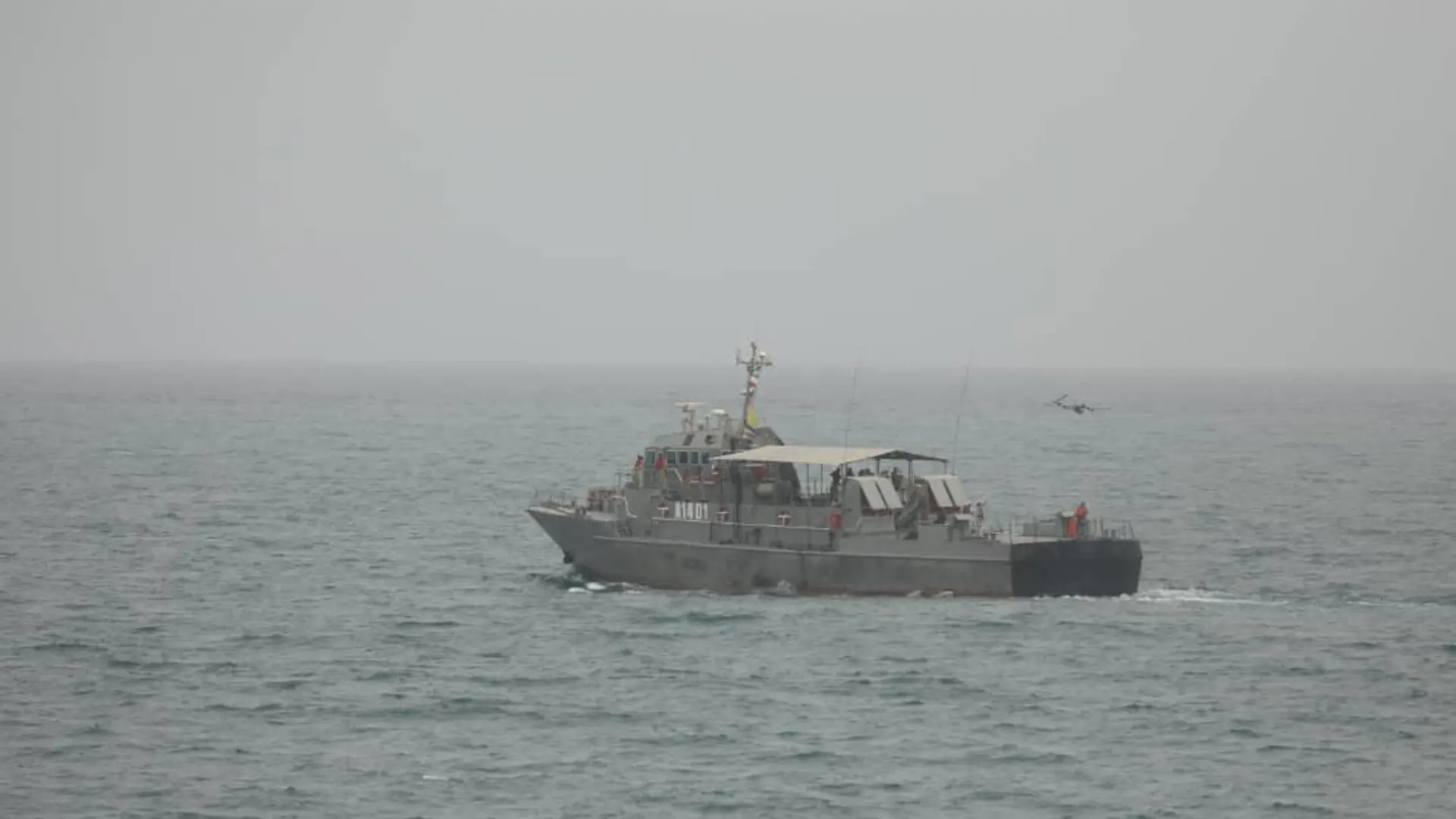 La Guardia Revolucionaria iraní abre fuego contra un portacontenedores en Ormuz: «Hay graves daños en el puente de mando»