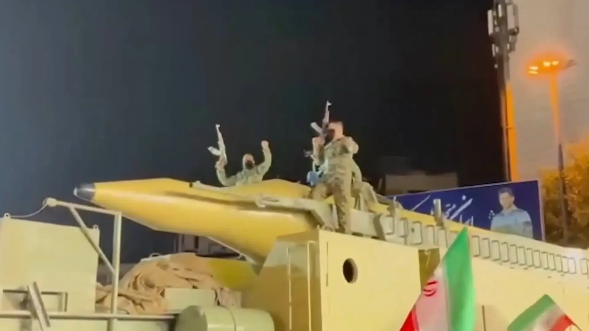 Irán exhibe un misil balístico en una manifestación a favor del régimen tras la ampliación del alto el fuego con EEUU