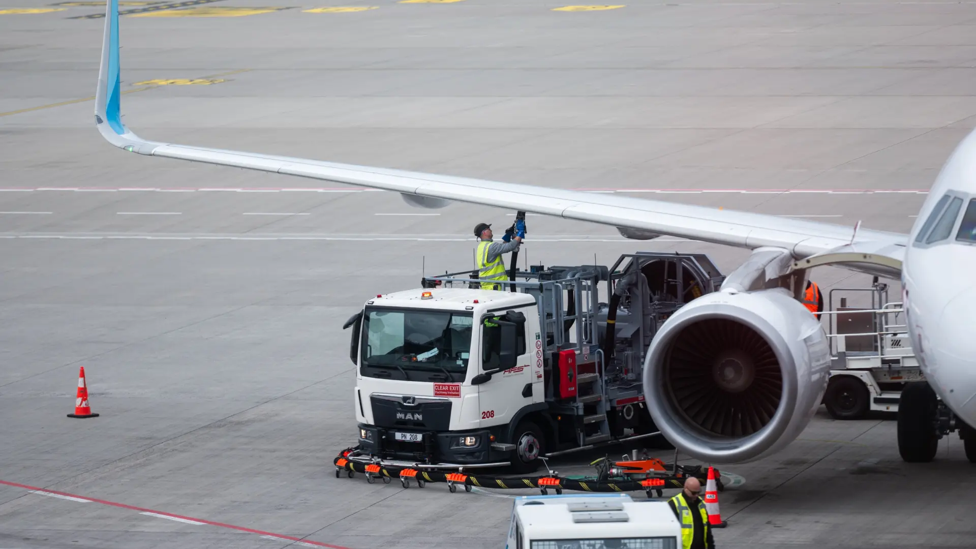 Estas son las aerolíneas que han subido ya sus precios o suspendido vuelos tras dispararse el precio del queroseno por la guerra en Irán