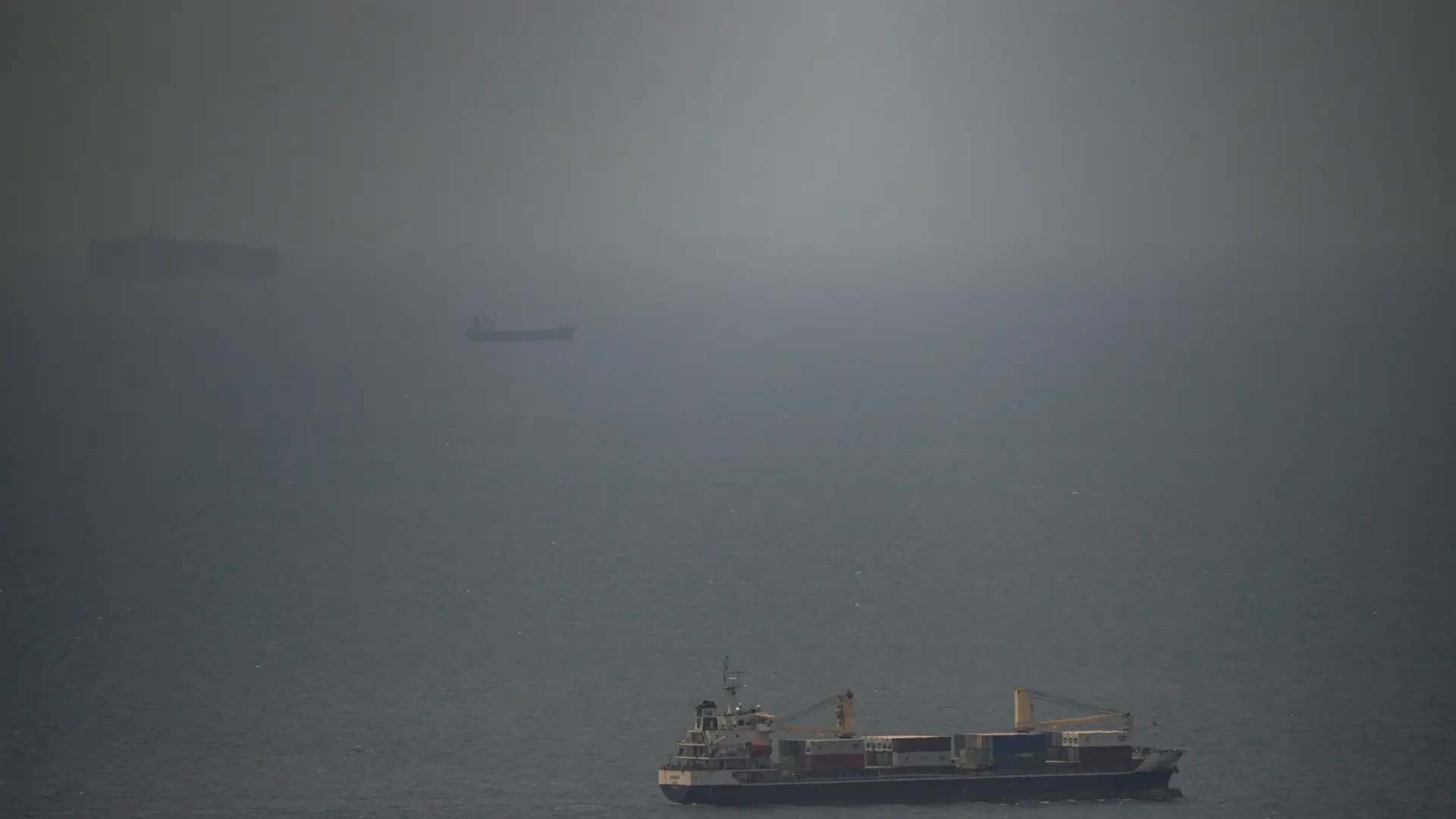 Trump asegura que podría volver a negociar el viernes con Irán, que captura dos barcos en Ormuz y amenaza con «golpes demoledores»