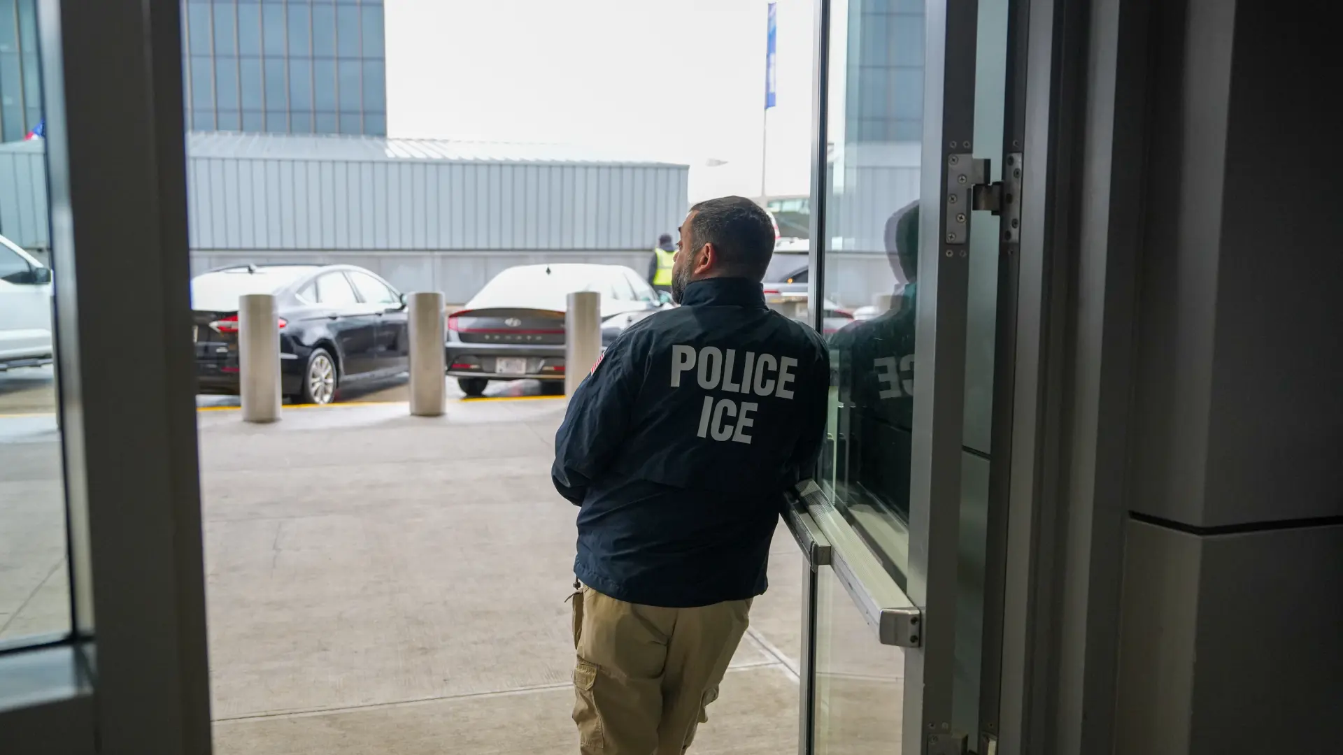 El ICE arresta a la esposa de un sargento del Ejército de EEUU en plena cita migratoria: «La detuvieron sin ninguna orden»