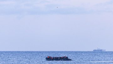 Francia y Reino Unido firman nuevo acuerdo para frenar flujo migratorio por el Canal de la Mancha