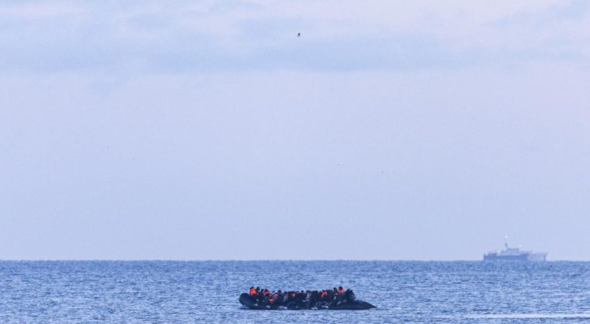Francia y Reino Unido firman nuevo acuerdo para frenar flujo migratorio por el Canal de la Mancha