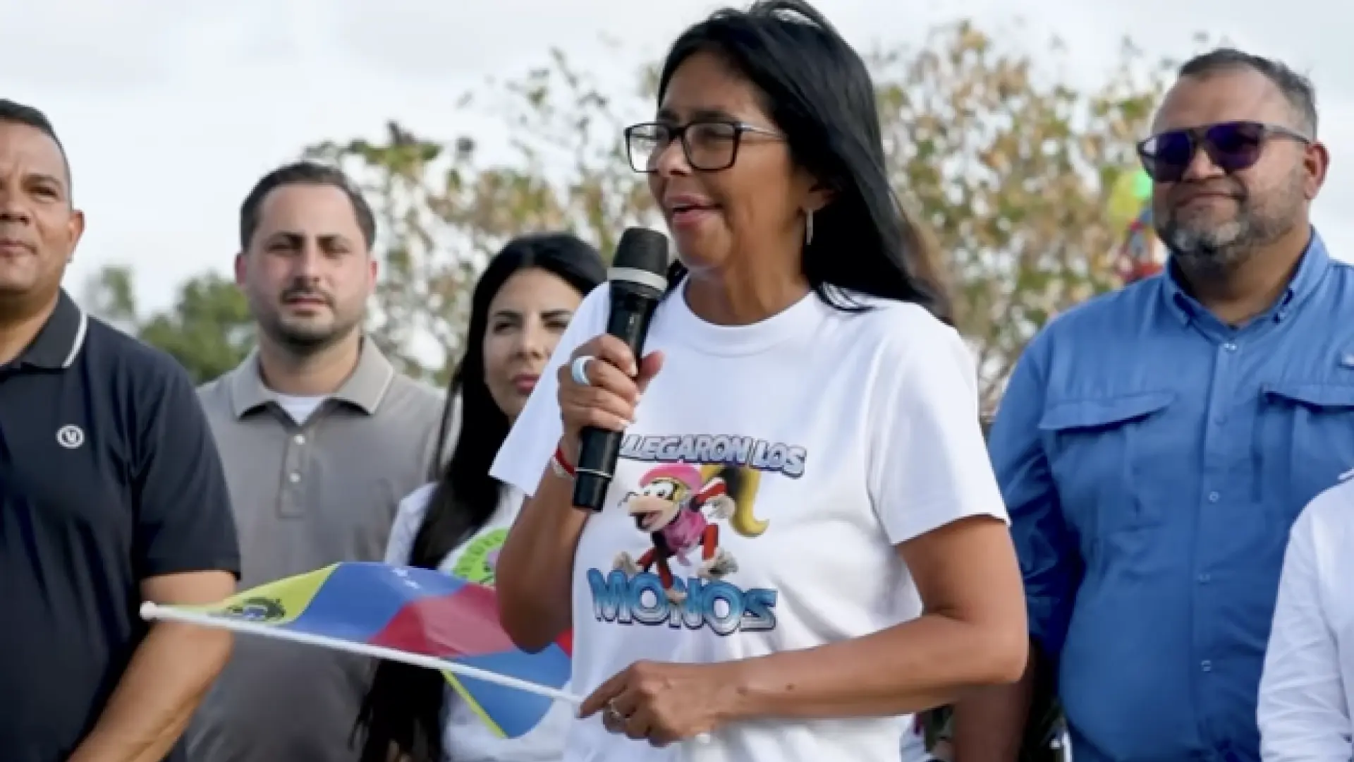 «Llegaron los monos»: la irónica camiseta con la que Delcy Rodríguez responde a la polémica con Carlos Baute