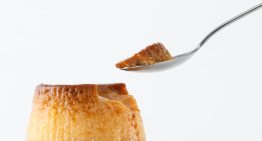 El flan volvió a las cartas de postres, pero hacerlo bien tiene sus trucos (receta)