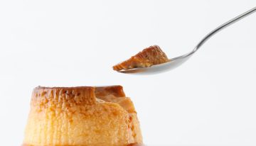 El flan volvió a las cartas de postres, pero hacerlo bien tiene sus trucos (receta)