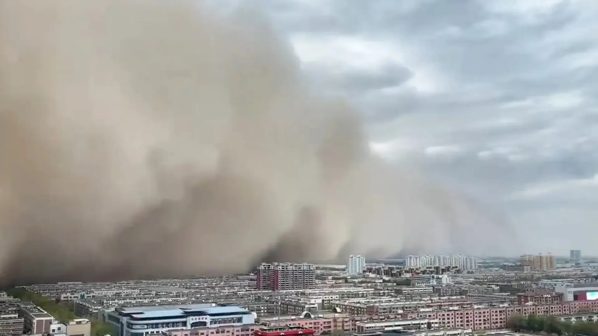 Las impactantes imágenes del momento en el que una tormenta de arena engulle una ciudad por completo