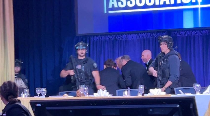 Trump sale resguardado de cena de corresponsales en la Casa Blanca tras presunto tiroteo