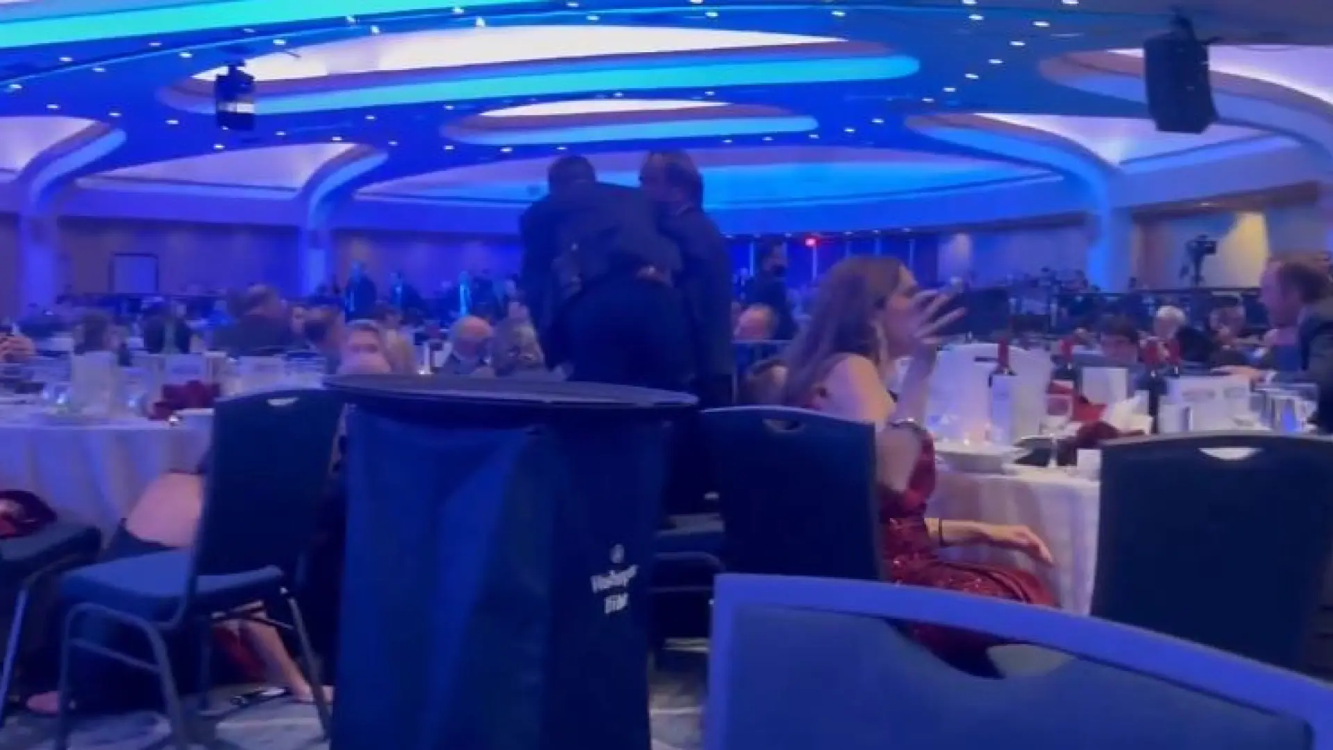 Los vídeos del tiroteo en la cena de corresponsales de Trump: de las risas al sonido de una bandeja, disparos y pánico