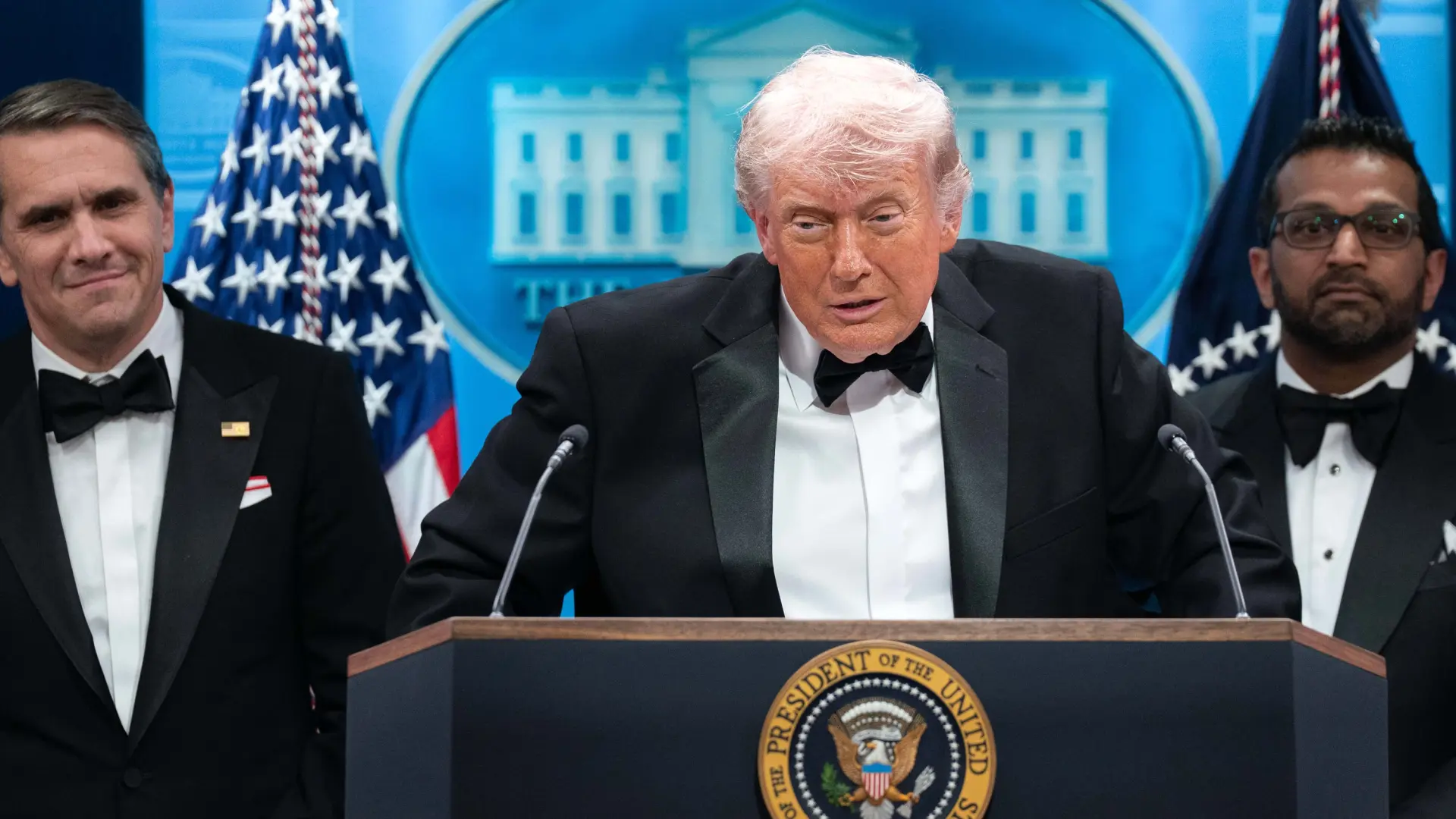 Trump se agarra al 'rally around the flag' tras el tiroteo para elevar una popularidad dañada por la guerra, los precios y los roces en MAGA