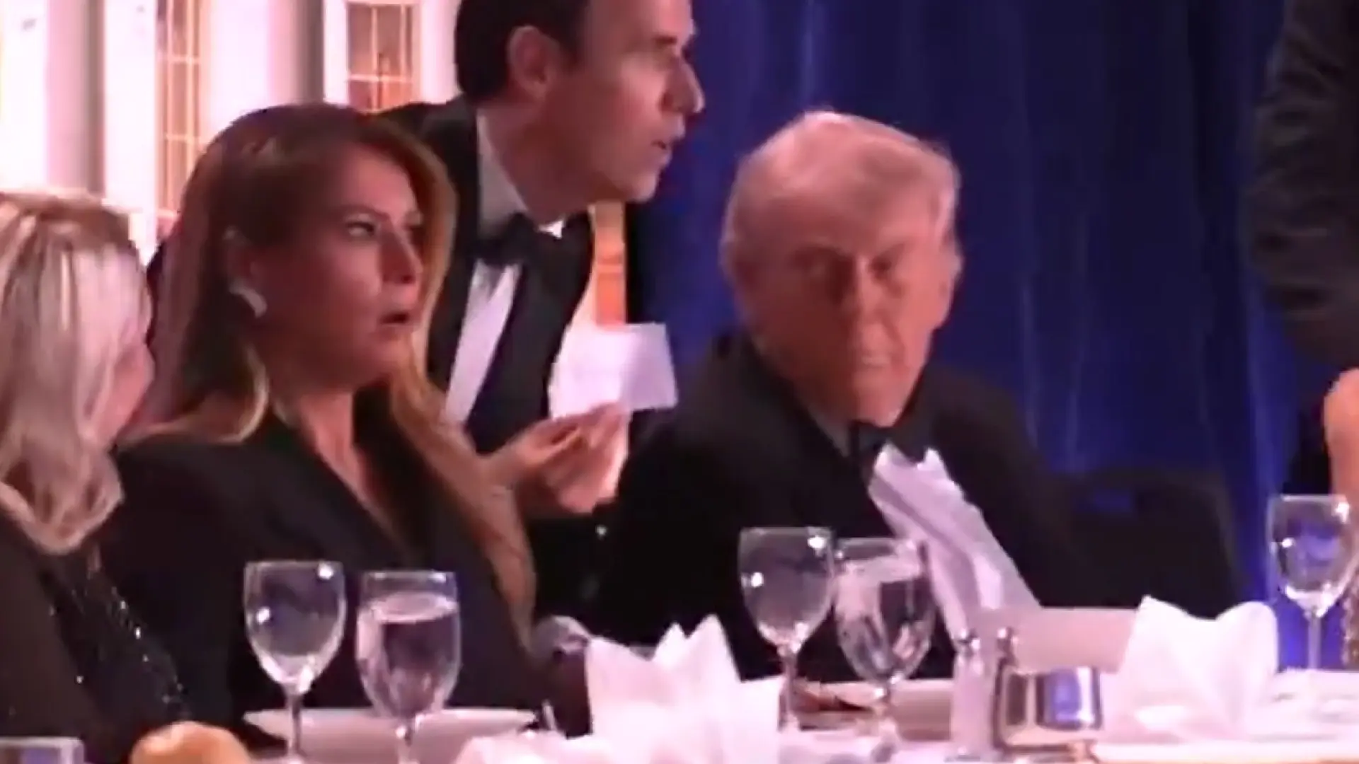 El gesto de pánico de Melania Trump al escuchar el primer disparo en la cena de corresponsales en Washington