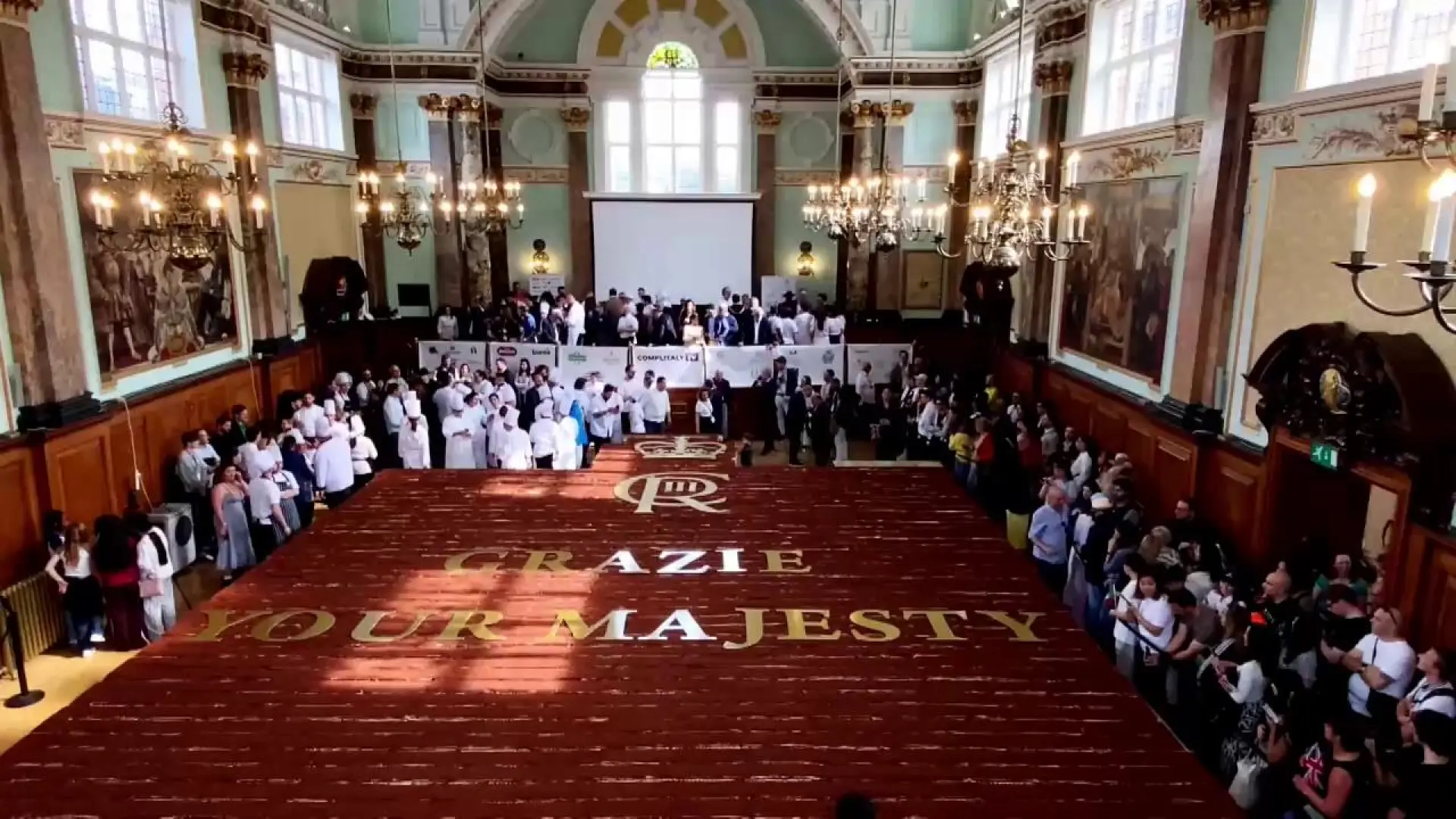 Más de 100 pasteleros consiguen un nuevo récord Guinness tras elaborar el tiramisú más largo del mundo: mide más 440 metros