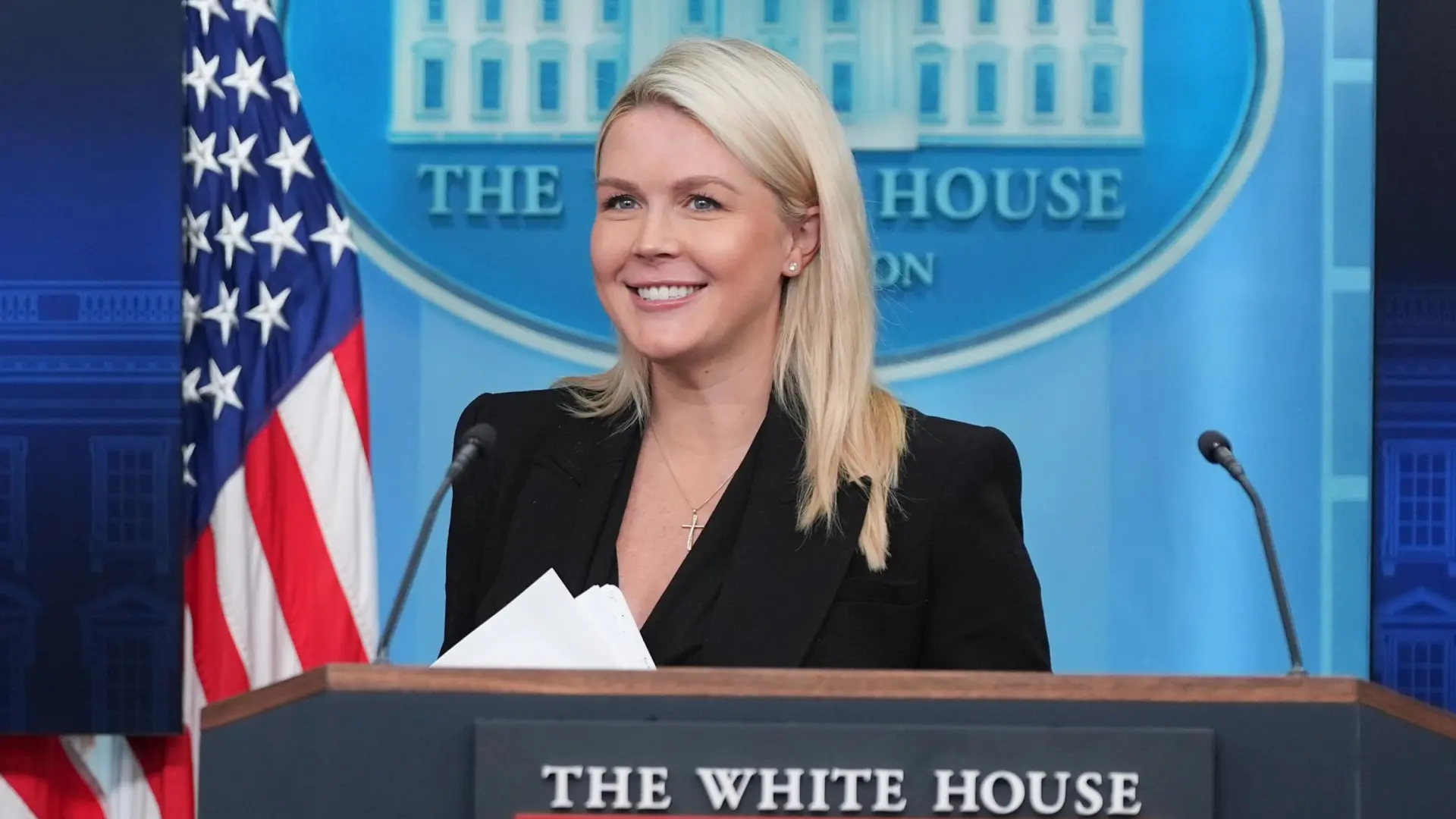 La portavoz de la Casa Blanca se despide de los medios ante su inminente maternidad: «Espero que sea la última rueda de prensa»