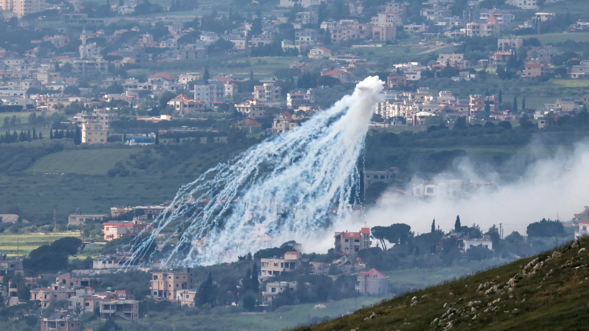 El intercambio de bombardeos entre Israel y Hezbolá debilita aún más el frágil alto el fuego en el Líbano