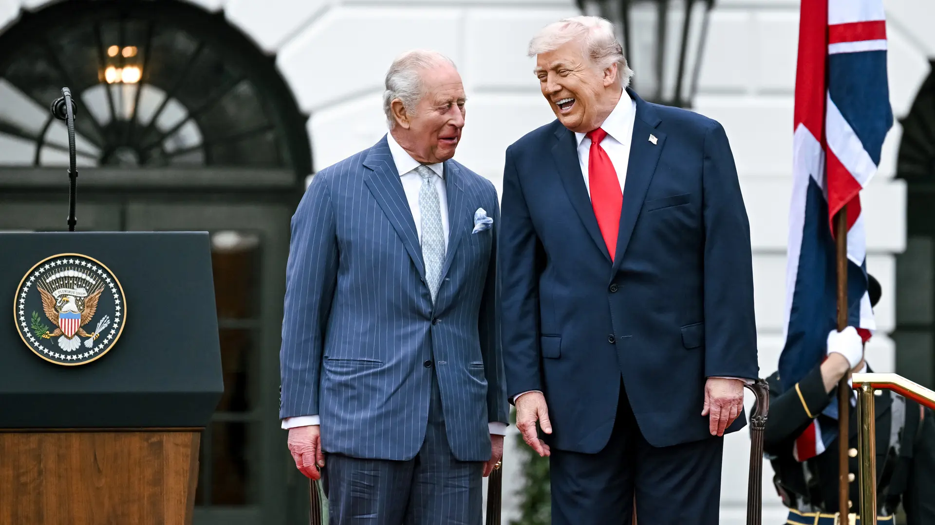 La Casa Blanca publica una foto de Trump y Carlos III con el mensaje «dos reyes»