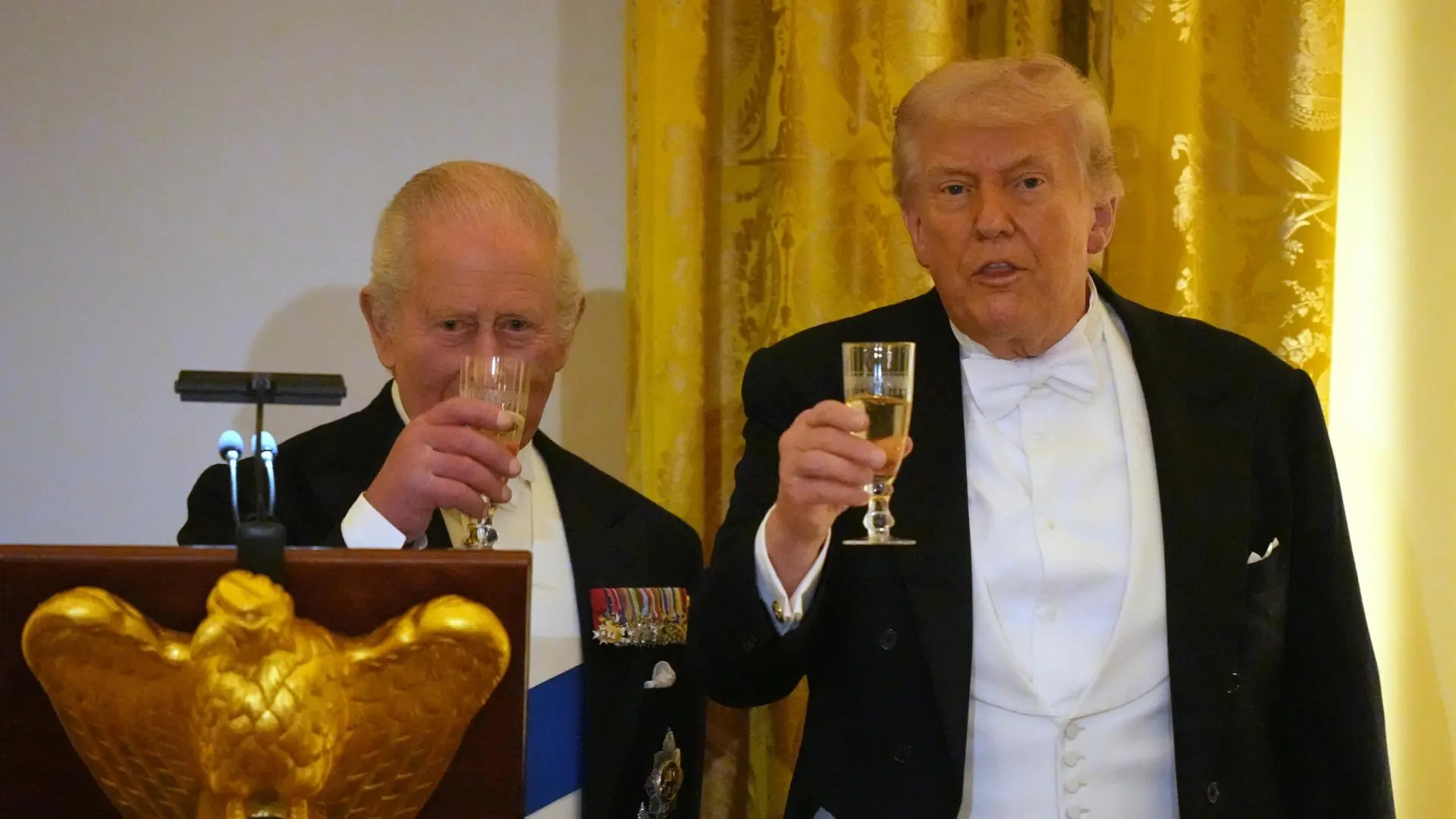 Donald Trump elimina los aranceles al whisky escocés «en honor al rey Carlos III»